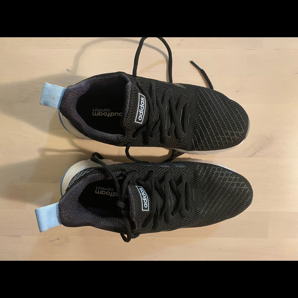 Adidas cloudfoam shoe no marks barely worn. Black.